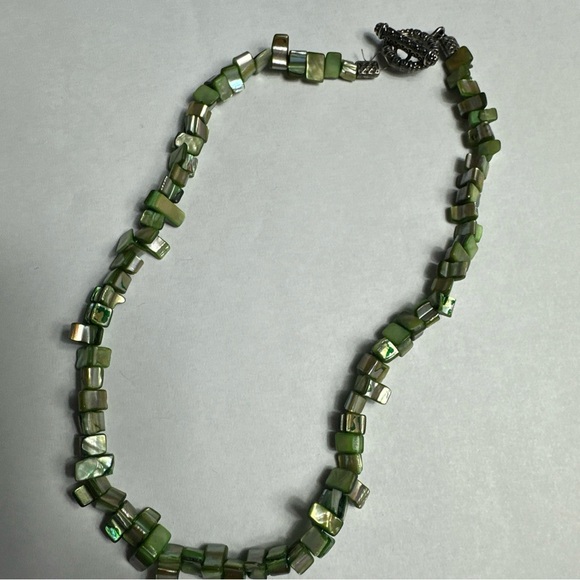 Vintage Mother Of Pearl Green Shell Square Beaded  Iridescent Necklace - Picture 3 of 7